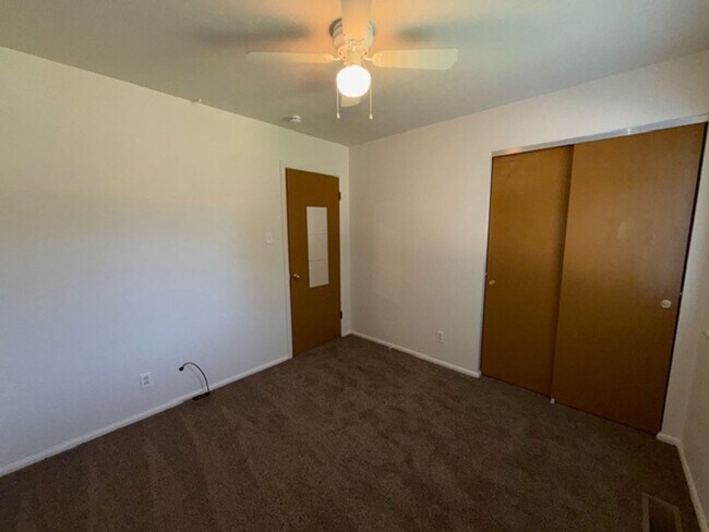 Building Photo - Well-Maintained Split-Level Home in Webster Groves, MO — Spacious & Family-Friendly