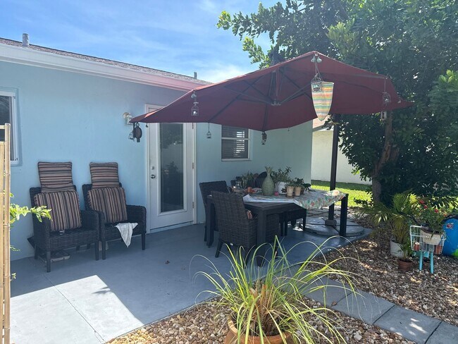 Building Photo - Renovated 3 Bed, 2 Bath Annual Rental in Naples Park