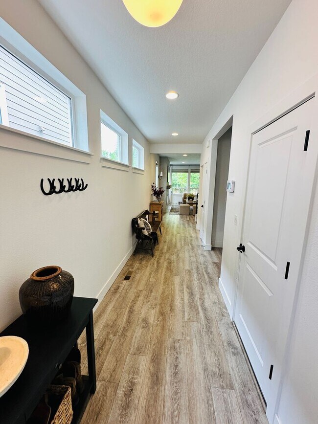 Building Photo - Charming Newer Ridgefield Home with Upgrades Throughout