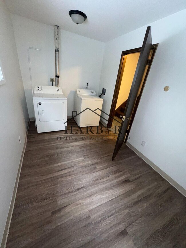 Building Photo - 823-6 Doran Drive Boone, IA Renovated - SP...