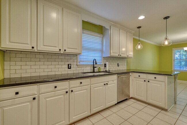 Building Photo - 210 Rivermill Ct