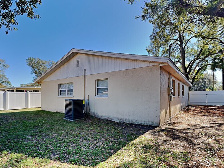 Building Photo - 1721 W Comanche Ave