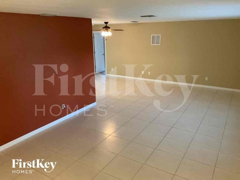 Building Photo - 233 SW 38th St