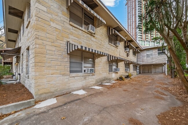 Building Photo - 2021 Southgate Blvd