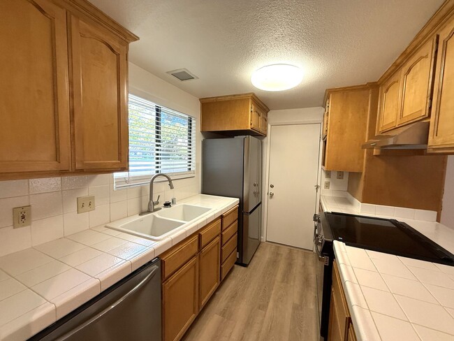 Building Photo - Nicely updated single story condo in Carmi...