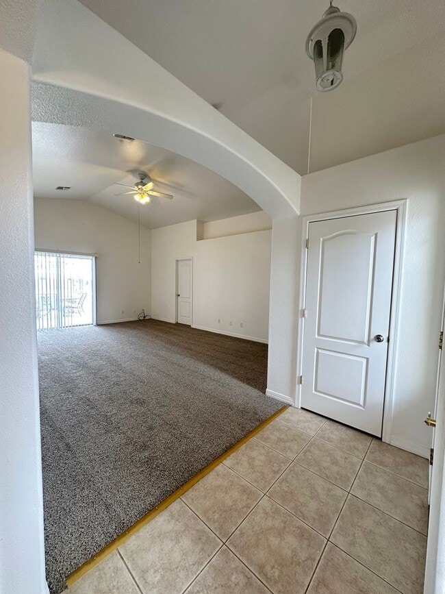 Building Photo - Great 3 Bedroom Home with Detached Garage!