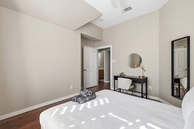 Building Photo - 4843 Golfside Dr