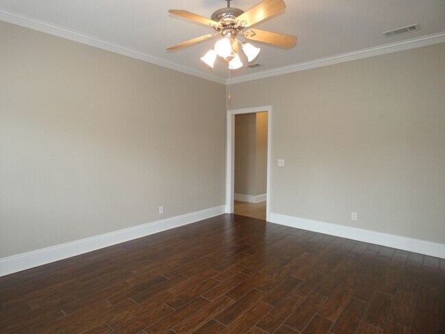 Building Photo - Marvelous Executive Pool Home in Hammersmith