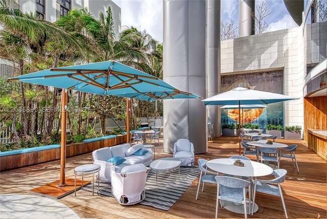 Building Photo - 15701 Collins Ave