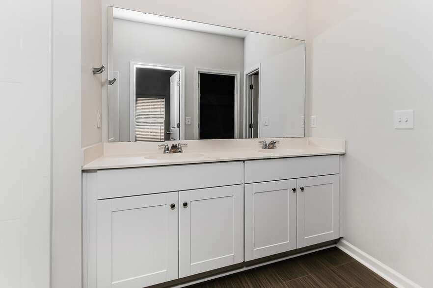 Building Photo - 143 S Reindeer Rd