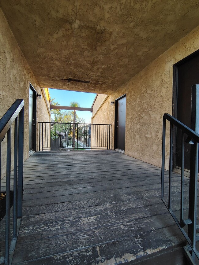 Building Photo - College View Apartments