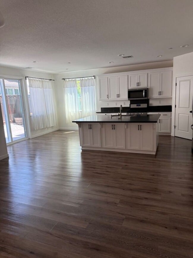Building Photo - Home located in desirable Entrada Community!