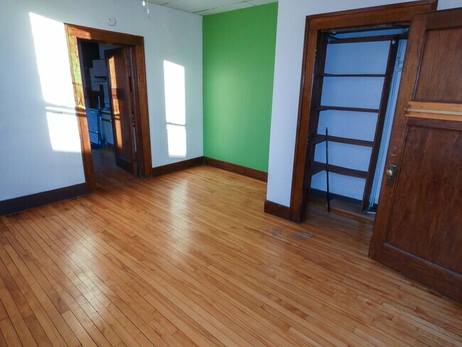 Building Photo - 15 E Main St