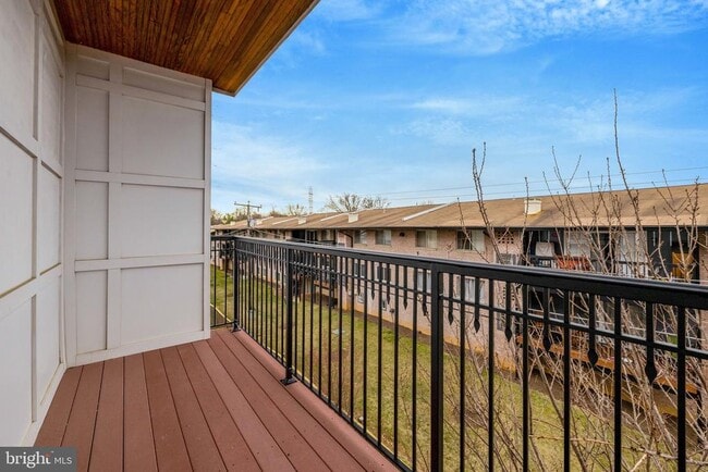 Building Photo - 229 Locust St SE