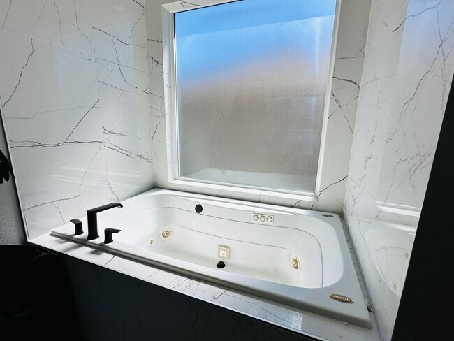 Building Photo - Stunning Custom Camas Home