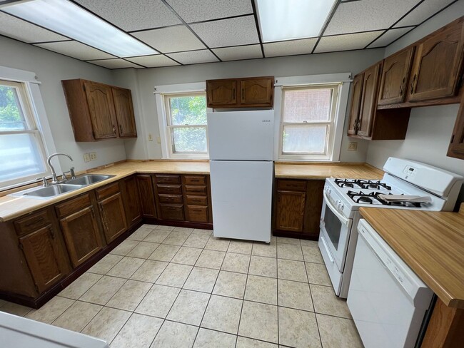 Building Photo - 3 Bedroom Available August 2025; $1,650 Mo...