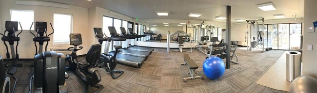 Building Photo - Ground Floor 2 Bed/2 Bath Unit with Great ...