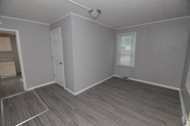 Building Photo - Updated 1 Bedroom Pet Friendly Home - Rent...