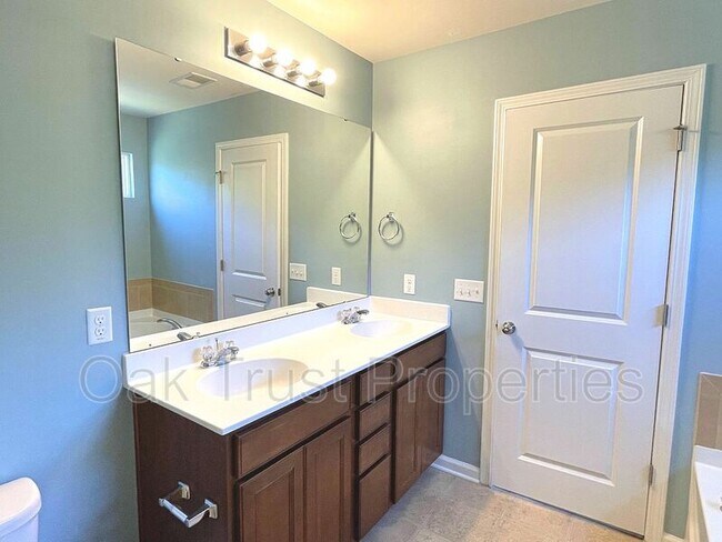 Building Photo - 4830 Hawkins Dr