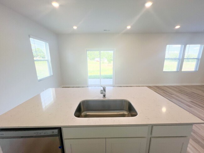 Building Photo - 4 Bedroom 2.5 Bathroom Home