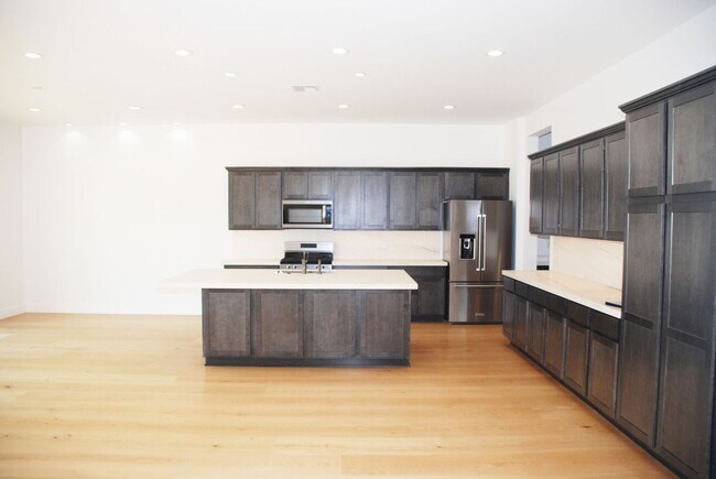 Building Photo - Beautiful Toll Brothers 3BR, 3Bath, 2Car Home in South Reno