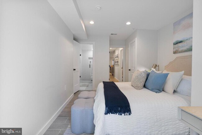 Building Photo - 210 Varnum St NW