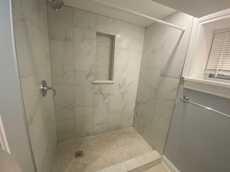 Shower - 6079 N Albany Ave