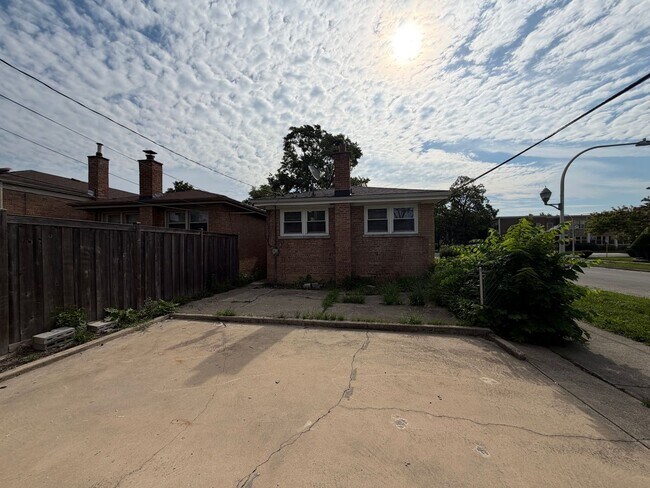 Building Photo - 9756 S Lowe Ave