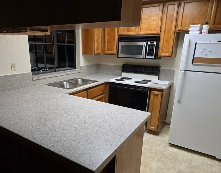 Building Photo - 786 Dorothy Way