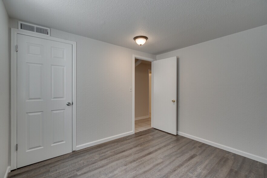 Building Photo - 1625 S Beach Ct