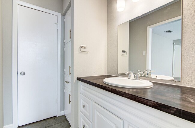 Building Photo - 1605 Dale Cove