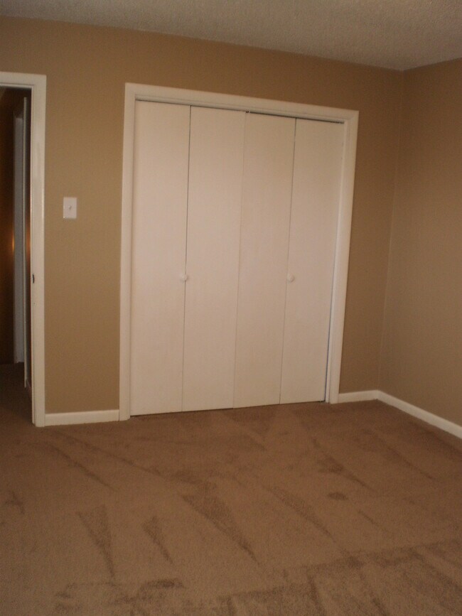 Building Photo - NICE--2 Bedroom 1.5 Bath Townhouse WEST of...