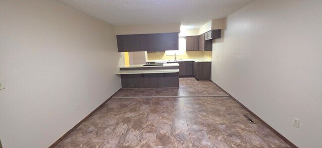 Building Photo - 3 Bedrooms, 2 baths, 2 Living Areas!  $1,295!