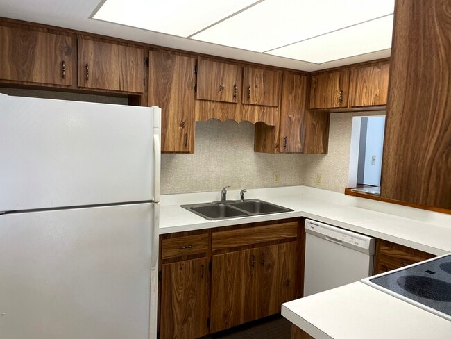 Building Photo - 1375 Cameron Ave