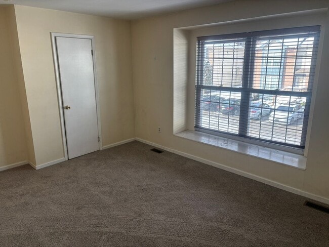 Building Photo - **NEW CARPETING** Abbey Lane Townhome 3 Beds 3 Baths!!