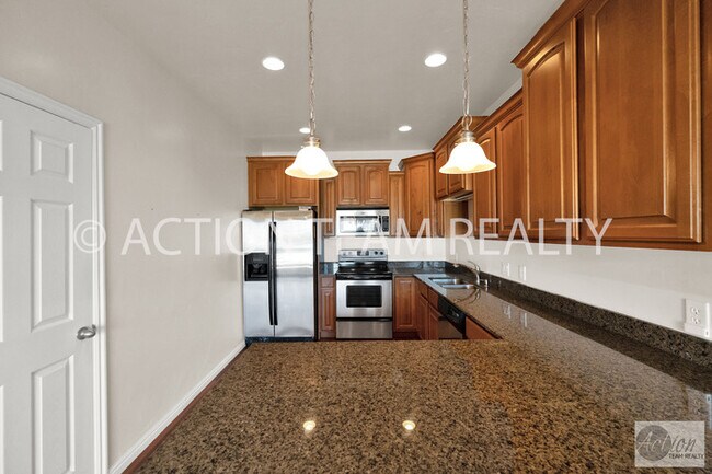 Building Photo - Mid-Row Townhome in Riverton