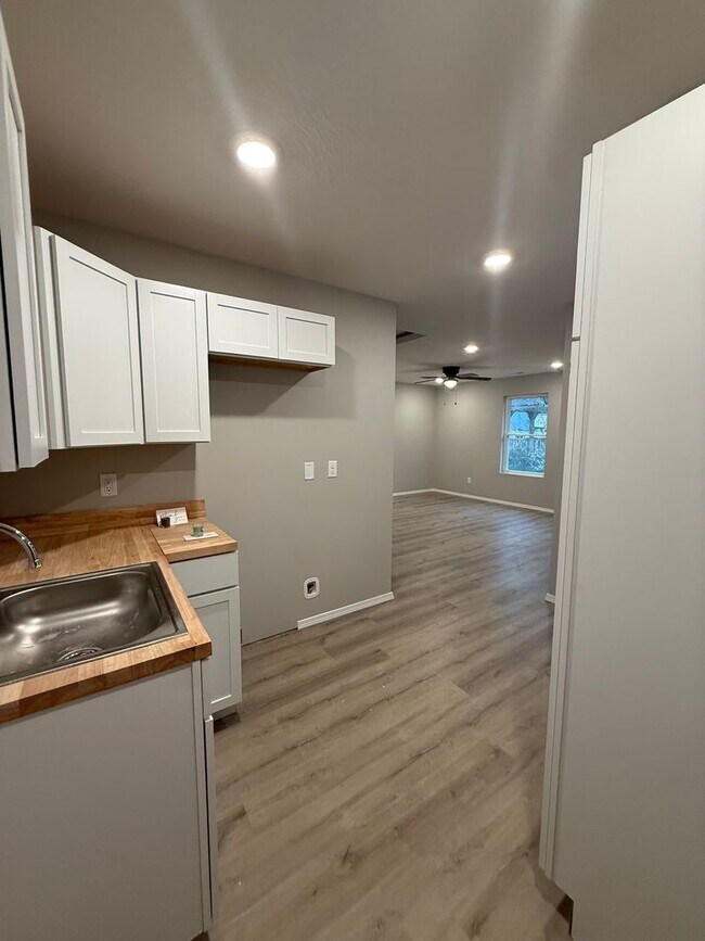 Building Photo - 1420 W Scott St