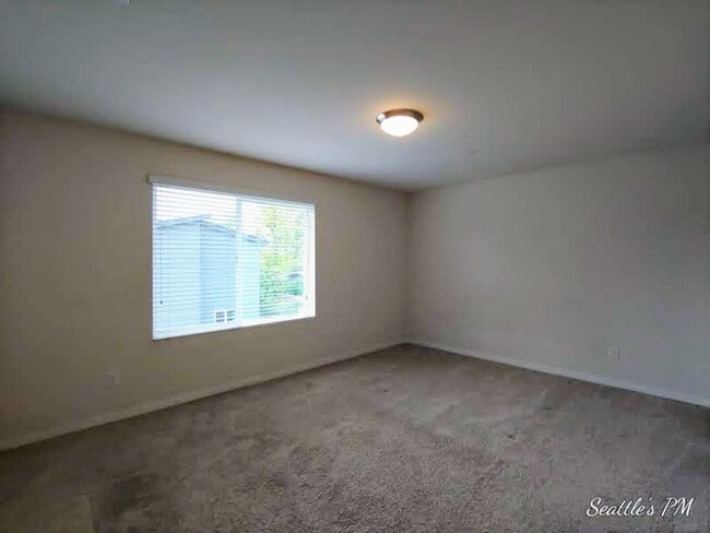 Building Photo - Stunning Contemporary Townhouse-Lynnwood