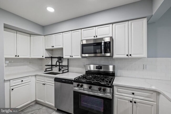 Building Photo - 26 Knoll Dr