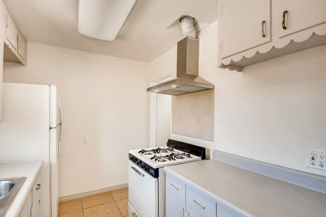 Building Photo - Updated 3 Bed/ 1 bath House Located in West Chula Vista