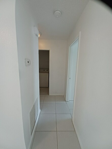 Building Photo - 273 SW Sterret Cir