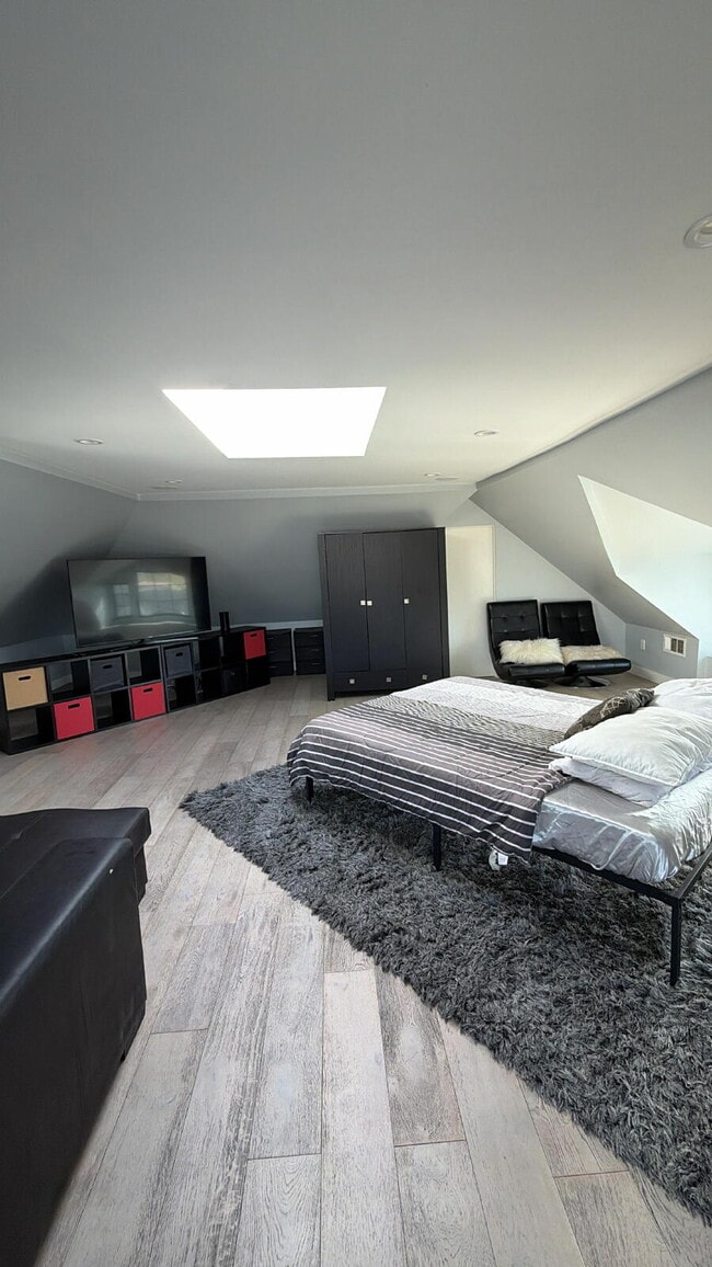 Building Photo - Larchmont Village Membership Community Shared Room