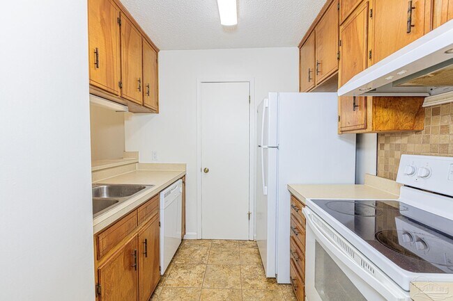 Building Photo - 6242 Ridgegate Cir