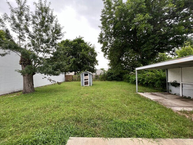 Building Photo - Remodeled and charming 2/1 located close t...