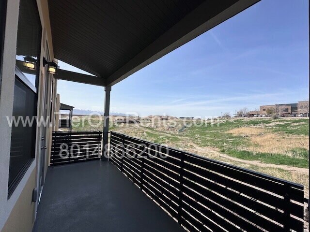 Building Photo - Move-in special:  First month's rent free!