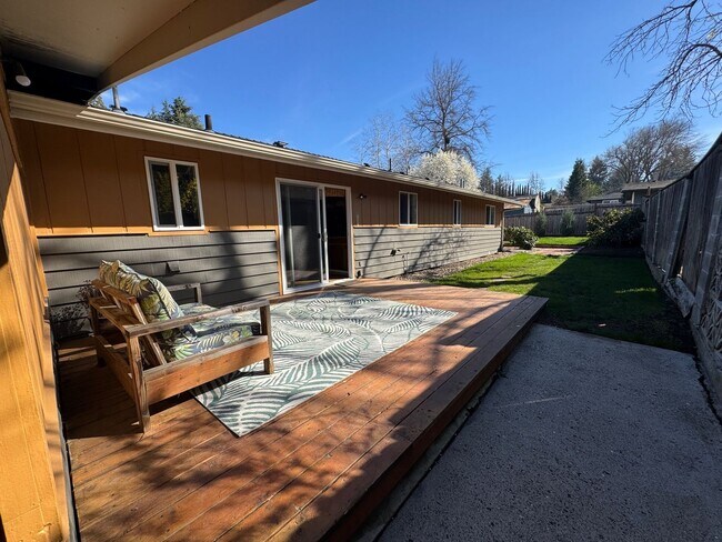 Building Photo - 3 Bed 2 Bath Home