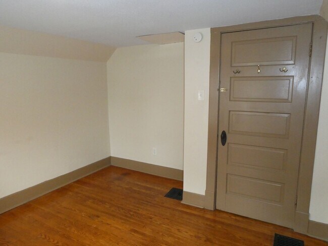 Building Photo - 2 Bedroom House Downtown