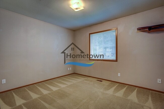 Building Photo - Very Nice 2 Bed Home with Fully Fenced Bac...