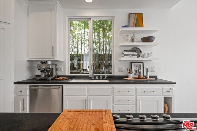 Building Photo - 835 Superba Ave