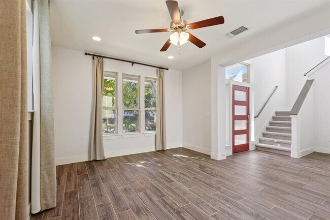 Building Photo - 6000 Baythorne Dr